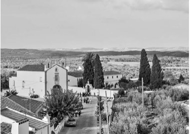 Vista de vila alentejana a preto e branco