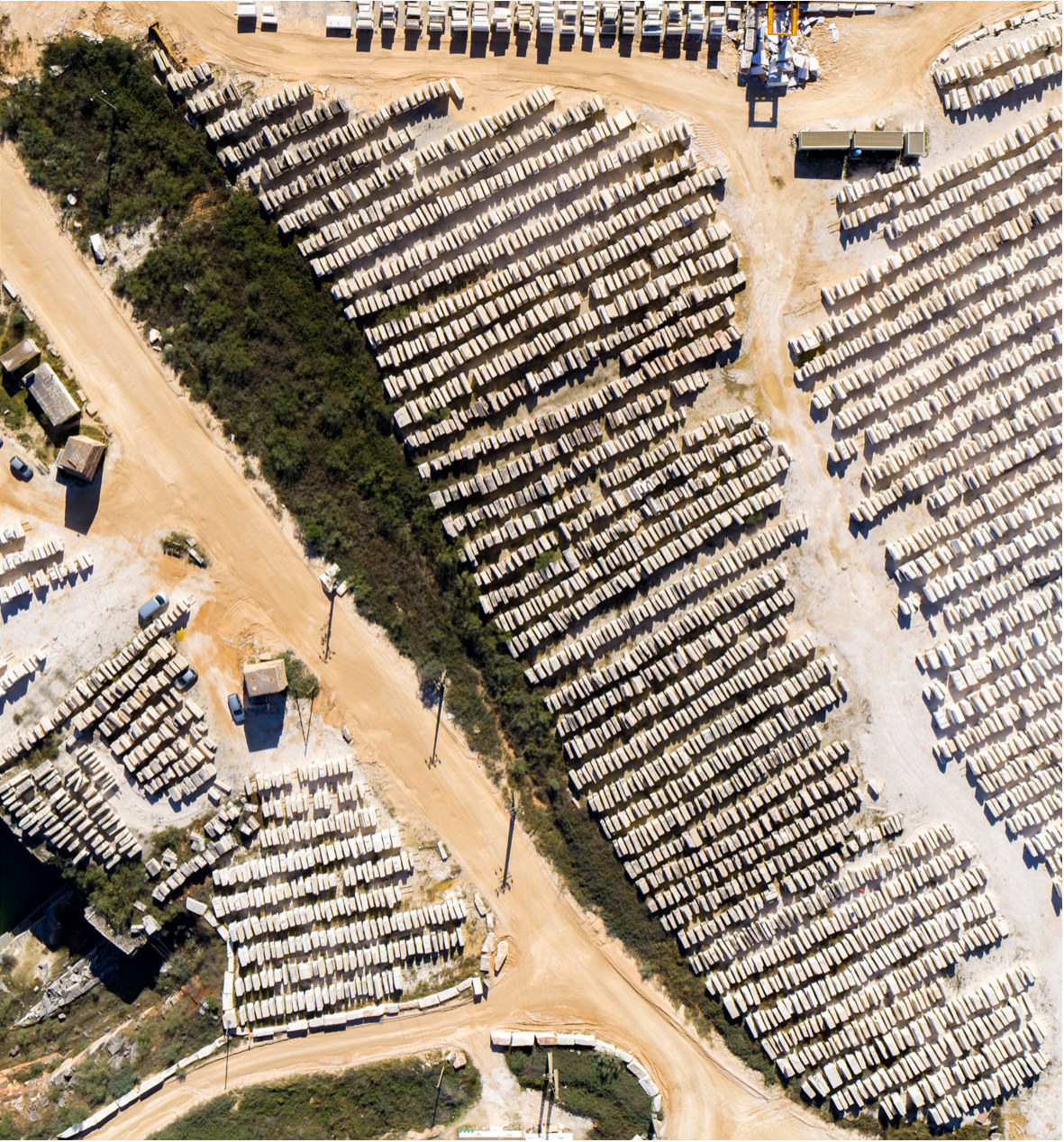 Vista aérea de um parque de blocos de mármore