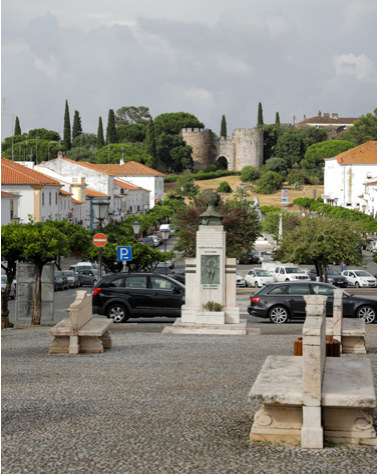 Praça de vila alentejana com castelo ao fundo